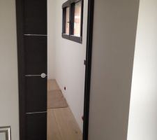 Porte intérieure coulissante et son habillage. Test concluant. Elles seront donc toutes identiques.