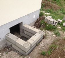 Sauf qu'il pensait qu'il fallait que 15 parpaings donc il manque 1 rang !!! Mais &ccedil;a on va s'en occuper on sait faire maintenant !!!