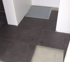 Carrelage autour de la trappe du vide sanitaire