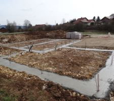 Des barres de fer ont poussées dans le béton en une seules journée ;-)