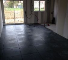 Carrelage du salon en cours...