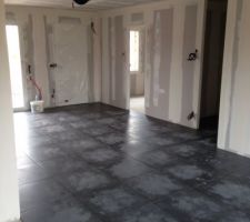 Carrelage du salon en cours... un peu salle avec nos pieds.