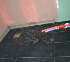 Carrelage salle de bain puis mosaique de douche mis en place manque les joints!!!