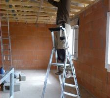 Mise en place des fourrures (qui serviront &agrave; fixer les plaques de BA13 du plafond...)