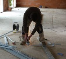 Eh oui, faut couper quelques fourrures (la fourrure fait 3m de long....et notre maison n'a malheureusement pas des multiples de 3 lol!)