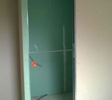 Salle d'eau avec porte a galandage au rdc