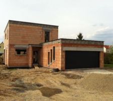 Porte de garage montée, la maison prend sérieusement forme