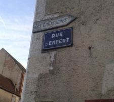 Nom de la rue à un bout, jusque là tout va bien.