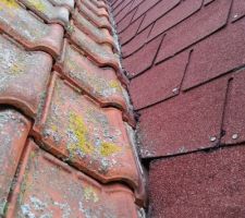 La lumière du jour passe entre le \"mur\" de la fenetre et les tuiles accolées.