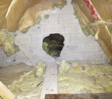 Les combles sont en 3 trav&Atilde;&copy;es s&Atilde;&copy;par&Atilde;&copy;es par des murs de parpaing