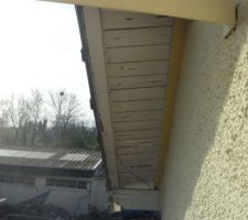 Bonjour,
j'aimerai savoir si l'on peut raccourcir un madrier de 10 cm car il est complètement pourri et il traverse tout la maison ( 6m ) et toute mon isolation est fixé dessus sachant que je tiens a refaire ma toiture liteau et tuile en fin de vie.
je joins deux photos et vous en remercie par avance. très bonne journée.
Didier