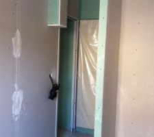 Bof c'est quand même pas terrible ce coffre pour la gaine VMC des toilettes derrière la cloison