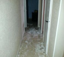 06/04/13 : Passage à la maison pour démonter la cuisine et vider les derniers cartons du grenier. Admirez le super travail du diagnostiqueur pour son 2ème passage imposé par la sécurité sociale pour l'amiante... Beyrouth des énormes trous partout !!! Et la mairie qui voulait qu'on fasse ça AVANT d'avoir obtenu le permis de démolir.........