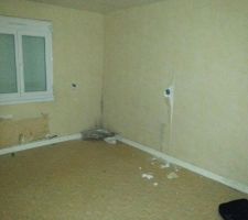 06/04/13 : Passage à la maison pour démonter la cuisine et vider les derniers cartons du grenier. Admirez le super travail du diagnostiqueur pour son 2ème passage imposé par la sécurité sociale pour l'amiante... Beyrouth des énormes trous partout !!! Et la mairie qui voulait qu'on fasse ça AVANT d'avoir obtenu le permis de démolir.........