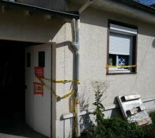 13/08/13 : Nonnnnnn l'amiante a enfin commencé ! Les ouvriers sont arrivés le 12 et ont installé le matos en une journée. On aime les superbes autocollants qui font pas peur aux voisins