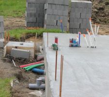 Finition de la première étape avec la dalle de béton qui a été coulée ce matin