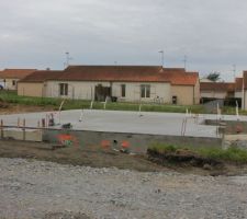 Finition de la première étape avec la dalle de béton qui a été coulée ce matin