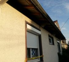 22/08/13 : Nous sommes repassés à la maison jeudi soir et tout est quasi fini ! Les coffrages sous les toits devant la maison sont enlevés