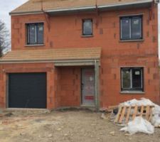 Vue sur l'avant de la maison.
la porte de garage, porte d'entrée ainsi que les fenêtre sont grise RAL 7016
Mise en place des menuiseries le mardi 1er avril