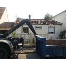 Mercredi 28/08/13 : Ca y est le terrassier a commencé 1 semaine en avance ! Enfin des bonnes nouvelles !
On passe le midi et ils ont déjà bien avancé le matin. Un camion benne   un tracto pelle et début de la démolition