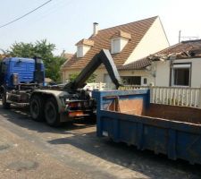 Mercredi 28/08/13 : Ca y est le terrassier a commencé 1 semaine en avance ! Enfin des bonnes nouvelles !
On passe le midi et ils ont déjà bien avancé le matin. Un camion benne   un tracto pelle et début de la démolition