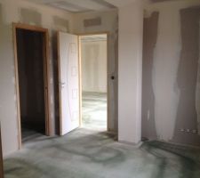 Chambre avec dressing attenant (porte coulissante à gauche)