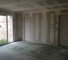 Salle &agrave; manger (la porte de gauche m&egrave;ne &agrave; la suite parentale, celle de droite au couloir)