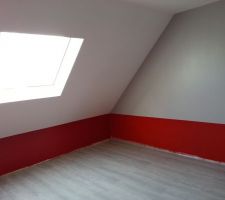 Ambiance rouge gris blanc pour la chambre 2