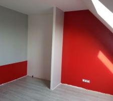 Ambiance rouge gris blanc pour la chambre 2