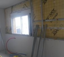 Ici on voit le coffrage avec isolant qui a été fait sur la partie béton qui remonte pour éviter d'avoir un pont thermique