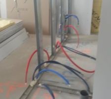 Ici, on peut voir les gaines pour l'électricité ainsi que pour l'eau chaude et l'eau froide.