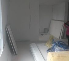 Ca change quand c'est tout en blanc ! :-)

Sur la cloison que l'on voit en face, les plaquistes feront une ouverture pour que l'on puisse poser une verrière que l'on fera nous-même