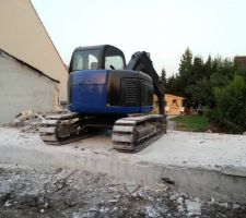 On vient voir après la 2ème journée de démolition. Ils ont carburé ! Tous les gravats en bois et fer ont été évacués et ils en sont à la dalle !