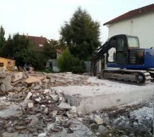 On vient voir après la 2ème journée de démolition. Ils ont carburé ! Tous les gravats en bois et fer ont été évacués et ils en sont à la dalle !