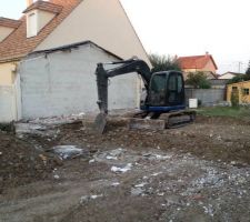 3ème jour de chantier ils ont carburé ! Quasi toutes les fondations sont parties et il ne reste qu'un bout du garage