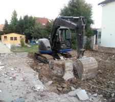 ème jour de chantier ils ont carburé ! Quasi toutes les fondations sont parties et il ne reste qu'un bout du garage