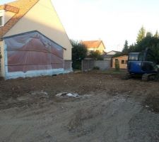 4ème jour et ils ont super avancé ! Le garage a été terminé, la partie de la maison mitoyenne aussi, les fondations idem, ils ont protégé le mur mis à nu des voisins, détruit l'ancienne dalle (fondations de l'ancienne dépendance) devant le chalet, raclé et aplati le terrain,...