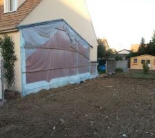 4ème jour et ils ont super avancé ! Le garage a été terminé, la partie de la maison mitoyenne aussi, les fondations idem, ils ont protégé le mur mis à nu des voisins, détruit l'ancienne dalle (fondations de l'ancienne dépendance) devant le chalet, raclé et aplati le terrain,...
