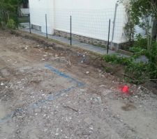 Le géomètre Maisons Lelièvre est passé ! Début des délimitations en bleu du futur "trou" pour le terrassement. Et mise en place des bornes d'alignement.