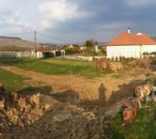 Panorama du terrain, celui ci n'est pas enti&egrave;rement rectangulaire, mais un peu en L