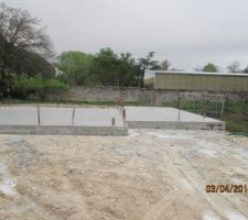Ca y est la dalle est coulée !! 80m3 soit 128 tonnes de béton parait-il !!