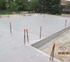 Ca y est la dalle est coulée !! 80m3 soit 128 tonnes de béton parait-il !!