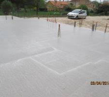 Ca y est la dalle est coulée !! 80m3 soit 128 tonnes de béton parait-il !!