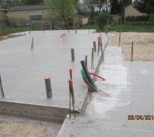 Ca y est la dalle est coulée !! 80m3 soit 128 tonnes de béton parait-il !!