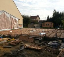 Ils travaillent même le samedi. On voit mieux de plein jour  Toutes les boites sont posées. Début des coffrages extérieurs pour la dalle qui va être posée dans les prochains jours !
