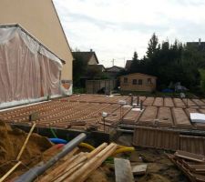 Ils travaillent même le samedi. On voit mieux de plein jour  Toutes les boites sont posées. Début des coffrages extérieurs pour la dalle qui va être posée dans les prochains jours !