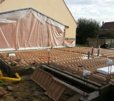 Ils travaillent même le samedi. On voit mieux de plein jour  Toutes les boites sont posées. Début des coffrages extérieurs pour la dalle qui va être posée dans les prochains jours !