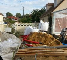 Ils travaillent même le samedi. On voit mieux de plein jour  Toutes les boites sont posées. Début des coffrages extérieurs pour la dalle qui va être posée dans les prochains jours !