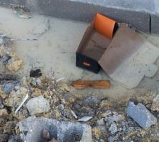 Des d&eacute;chets dans les tranch&eacute;es