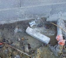 Des d&eacute;chets dans les tranch&eacute;es